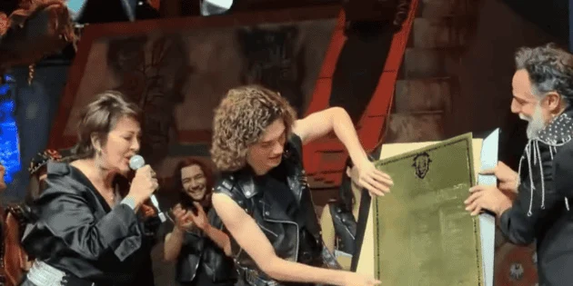 Alejandra Guzmán’s Unscripted Plaque Mishap at ‘Malinche’ Musical Anniversary Captivates Public Attention Amidst Her Recent Health Journey