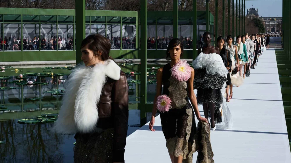 Dior sigue floreciendo bajo la dirección creativa de Jonathan Anderson: así ha sido el último desfile de la Maison en París