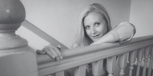 El Mundo del Entretenimiento Canadiense Lamenta el Fallecimiento de la Actriz Carrie Anne Fleming a los 51 Años