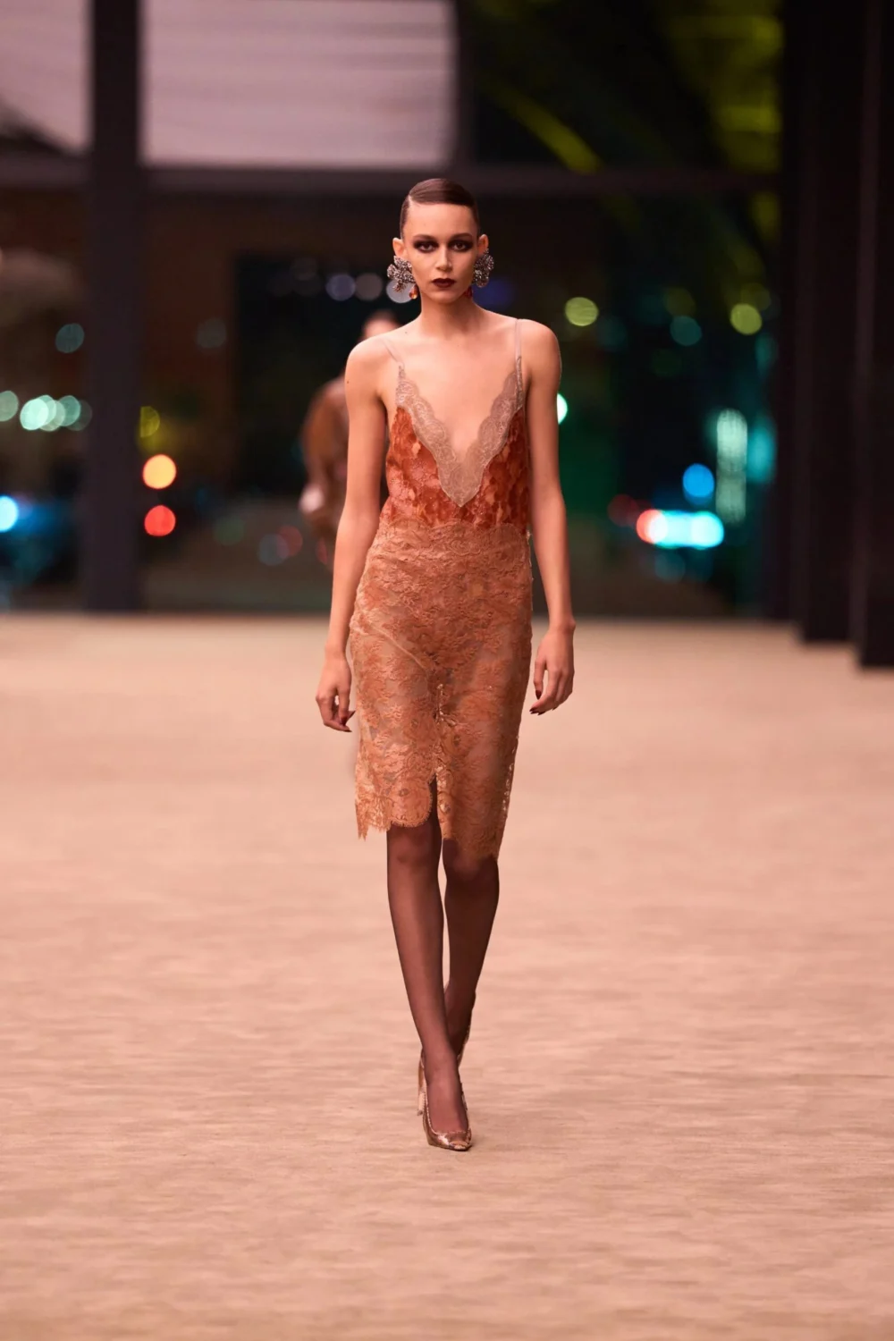 Faldas de encaje, vestidos lenceros y trajes sastre: Cómo lucir elegante según Saint Laurent Otoño-Invierno 2026