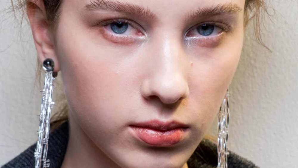 The Paris Fashion Week Eye Makeup Technique for Brightening and Rejuvenating the Gaze