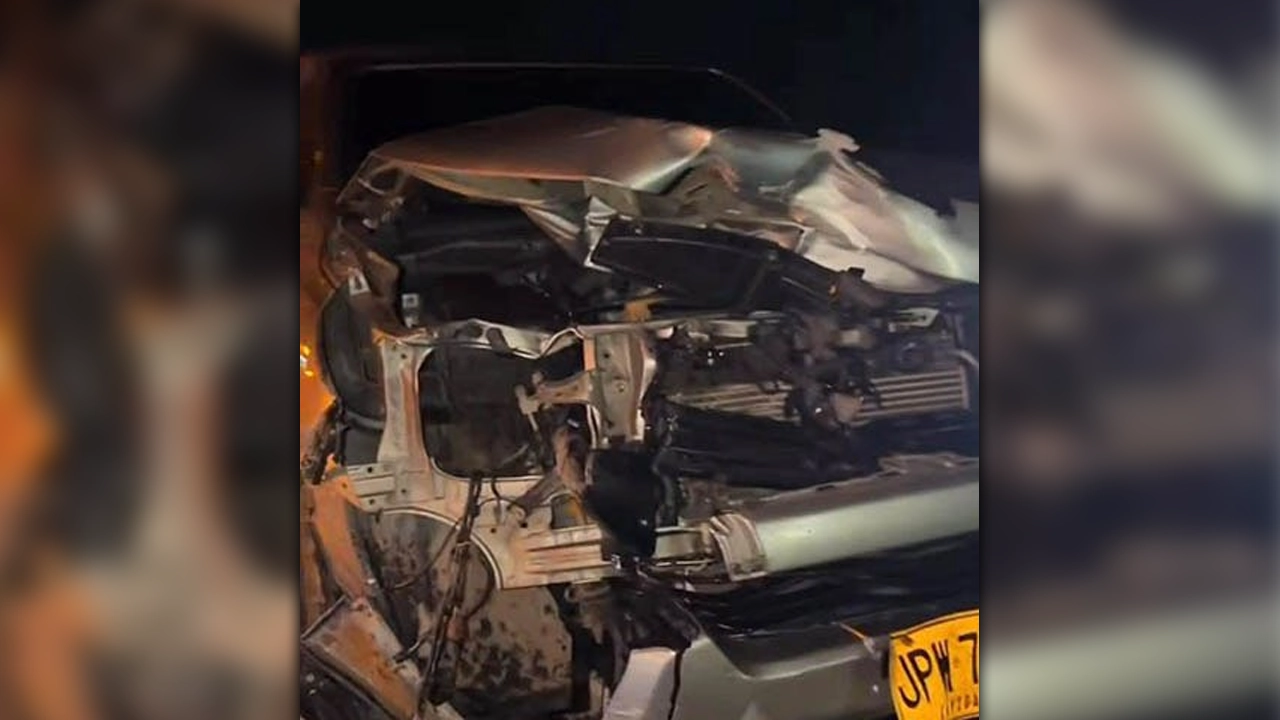 The Scare of a Lifetime: Renowned Vallenato Singer Natalia Curvelo Survives Devastating Highway Collision in Cesar