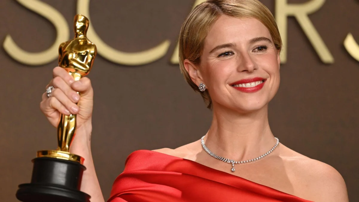 The Secret Behind Jessie Buckley’s Oscar-Winning Glow: How Bryce Scarlett Redefined Red Carpet Beauty with Initio Parfums Privés