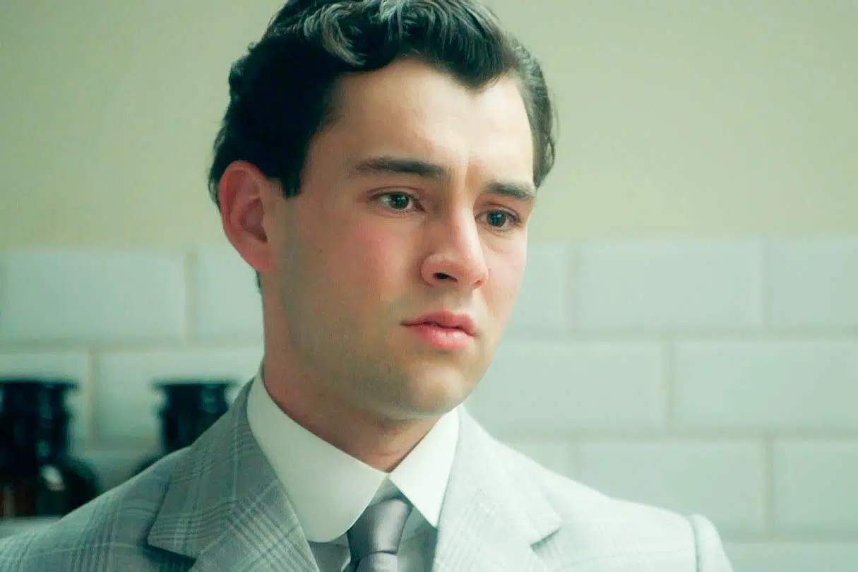 Curro’s Obsession with a  A Quest for Identity or a Dangerous Illusion?