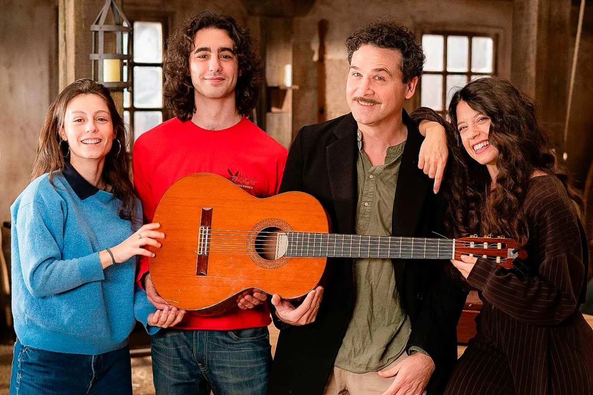 The Fifth Episode of "Cosas de Palacio" Features a Captivating Crossover Between "La Promesa" and "Valle Salvaje"