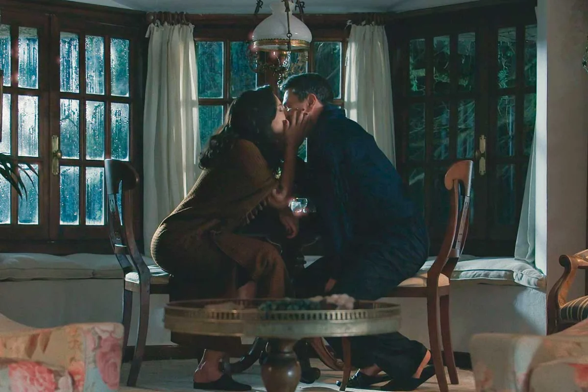 The Tense Reunion: Gabriel and Beatriz’s Forbidden Kiss Rekindles Old Flames Amidst Crisis in ‘Sueños de Libertad’