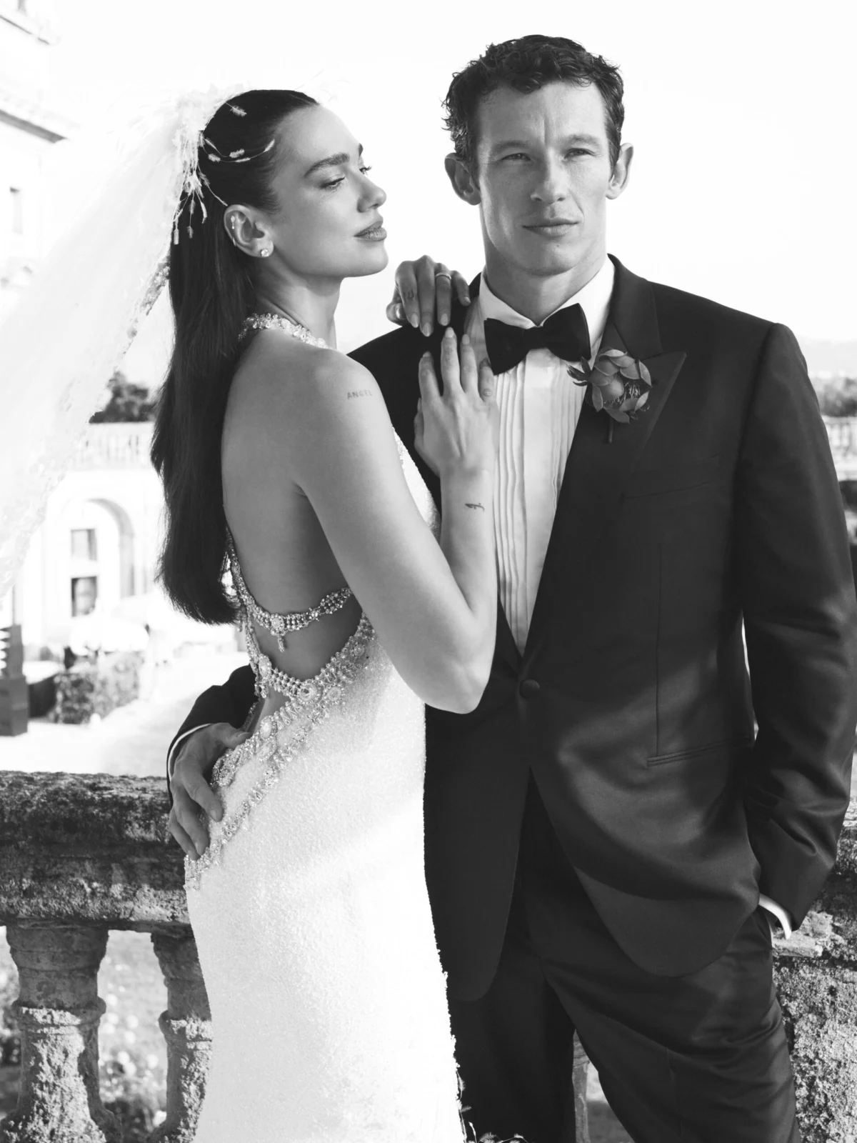 Dua Lipa revive el peinado de media cola de Chanel en su boda (y es tendencia para verano 2026)