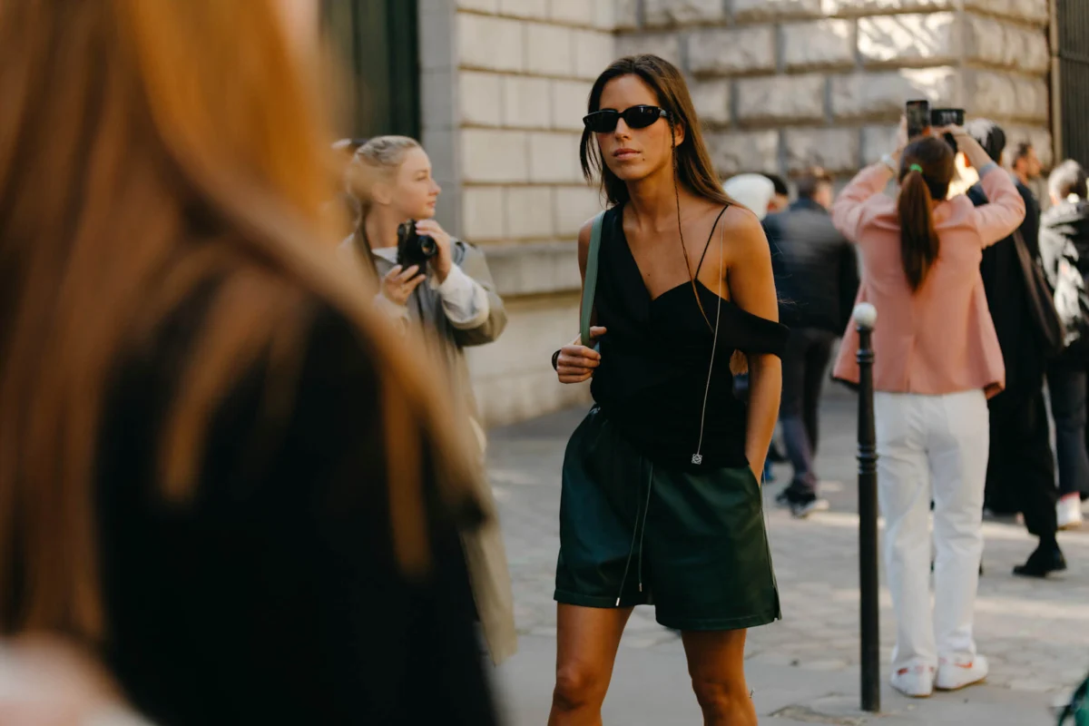 8 pantalones cortos y fluidos de las rebajas de Zara, Sfera o Cortefiel que estilizan y apenas ocupan espacio en la maleta para vacaciones