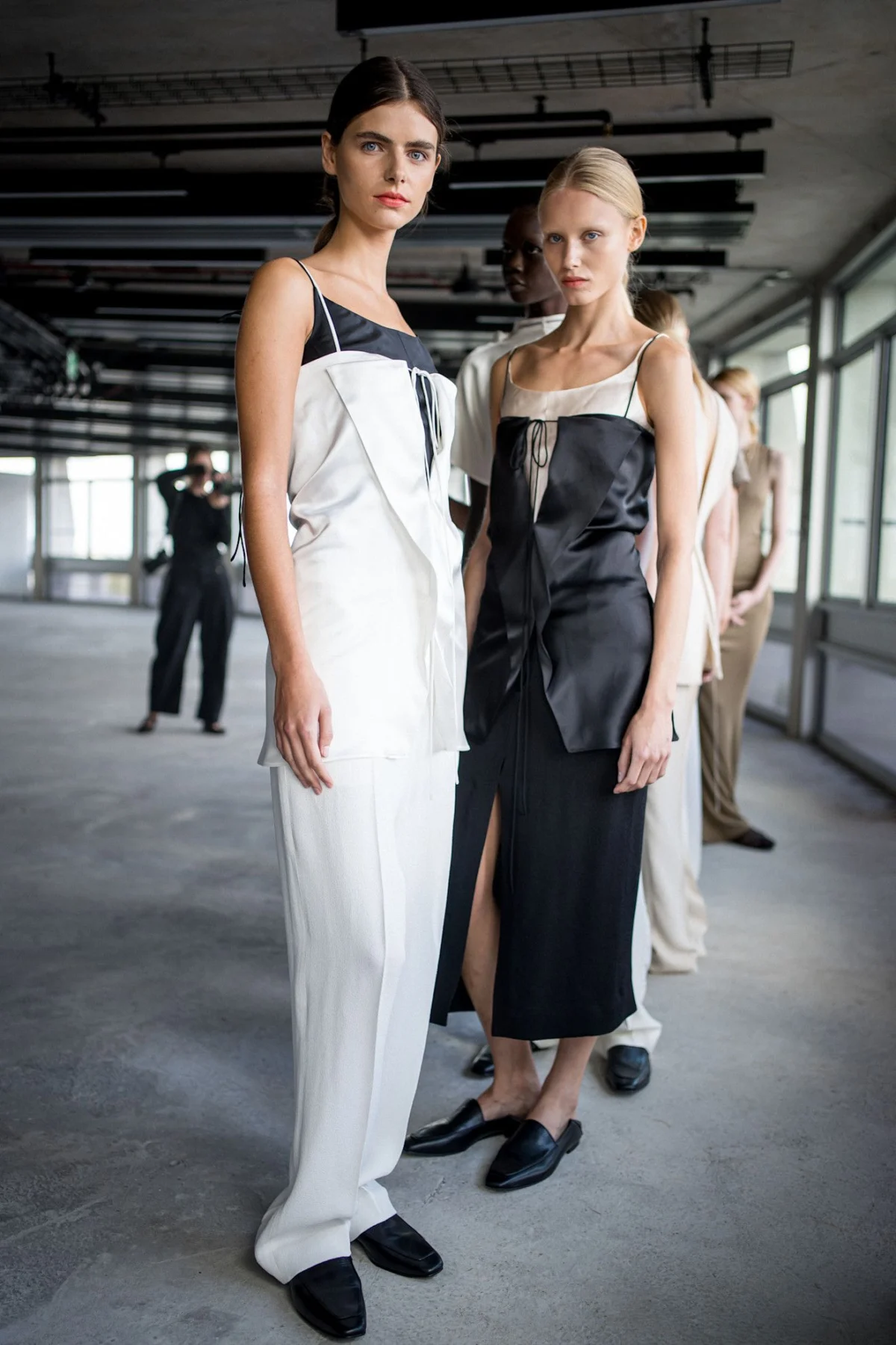 Backless Loafers Emerge as the Essential Footwear for Summer 2026 Redefining Versatile and Sophisticated Seasonal Style