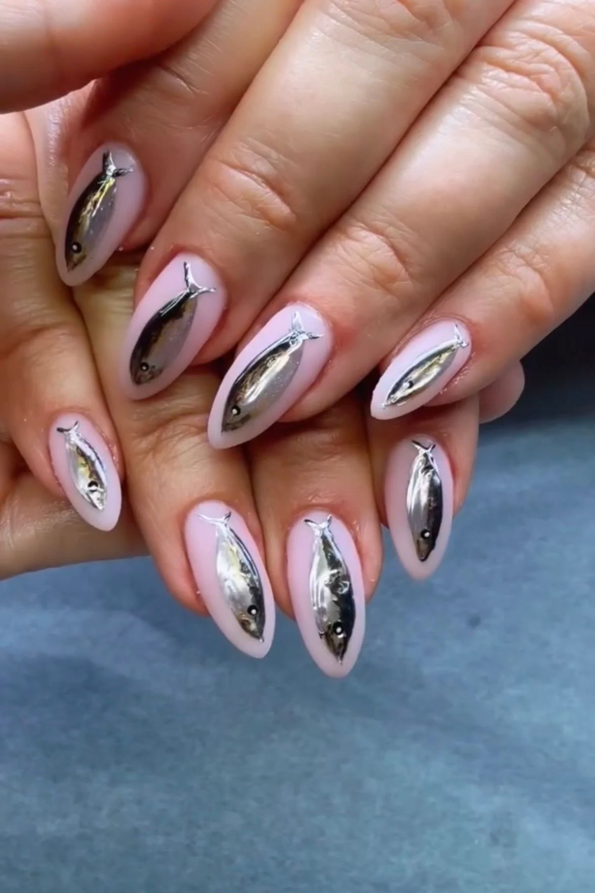 Manicura de sardinas, la tendencia inesperada de uñas del verano de 2026