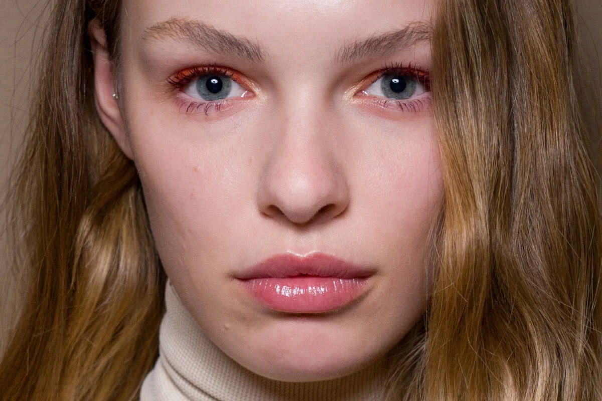 The Evolution of High-Performance Cosmetics: How Huda Beauty and Charlotte Tilbury are Redefining the Makeup Setting Spray Market for Extreme Climates
