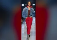 El look blanco de Calvin Klein que demuestra que volver en septiembre no exige vestir de oficina